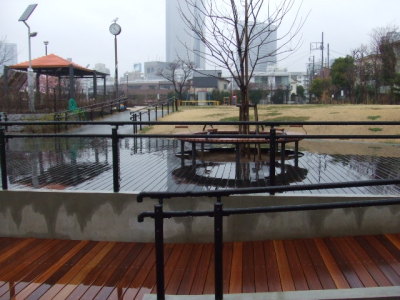 目の前は公園
